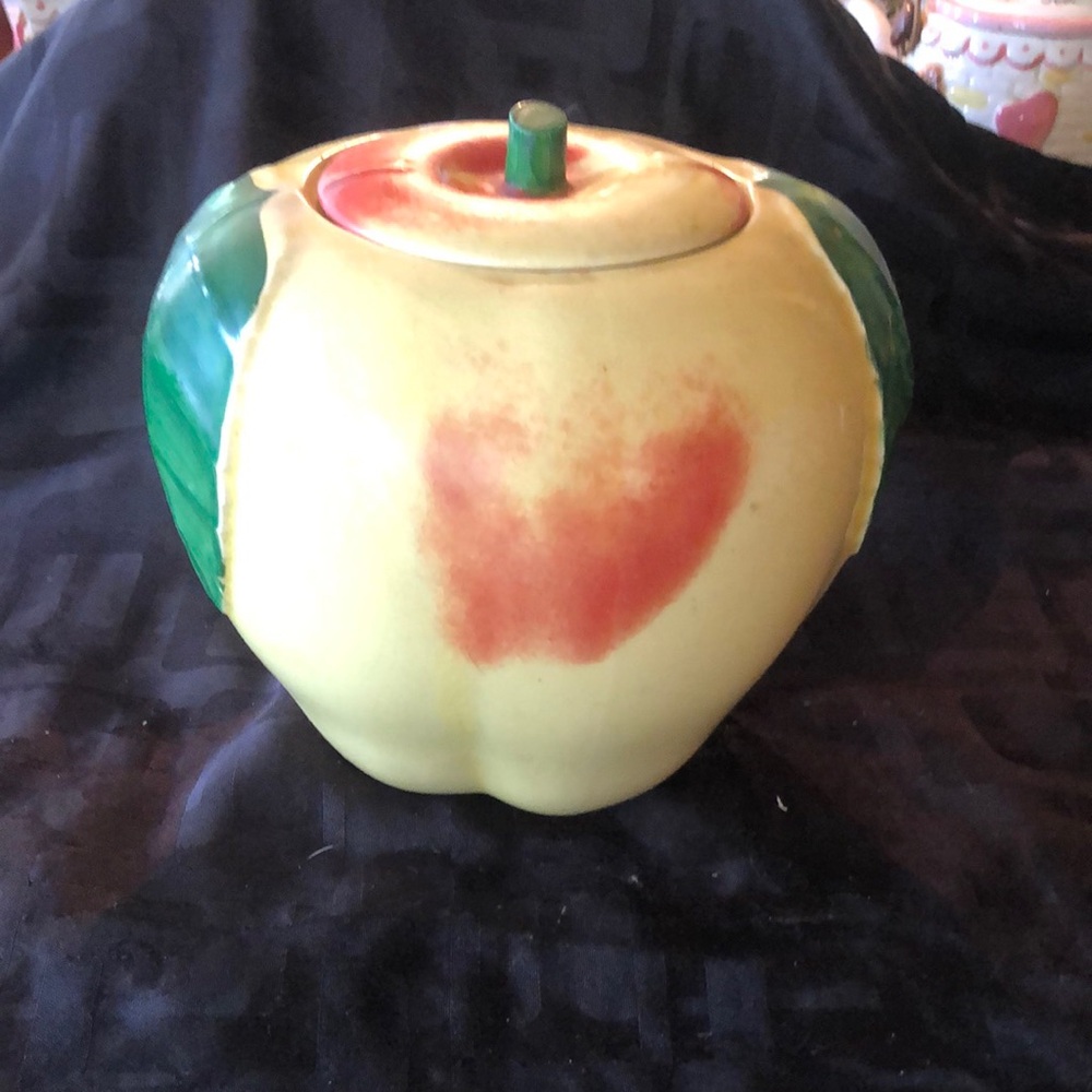 Apple-Shaped Ceramic Cookie Jar with Lid